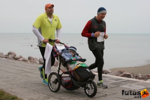 babakocsis futó a Balaton-parton Balaton Maraton futás