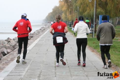 futók  a parton Balaton Maraton futás
