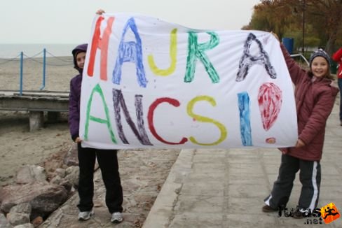 Hajrá Ancsi! szurkolók a Balaton-parton Balaton Maraton futás