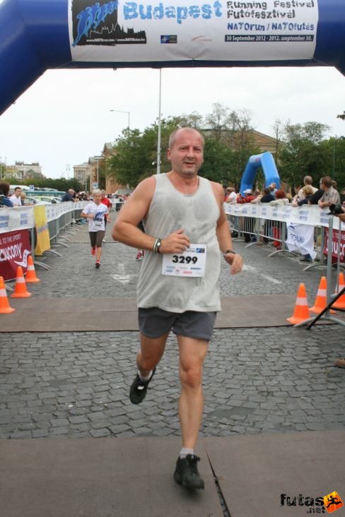 Simicskó István dr. befutója. Szabadidejében aktívan sportol, fut,  kung fuzik, a Wing Tsun harcművészeti szakág 4. fokozattal rendelkező mestere NATO futás futás