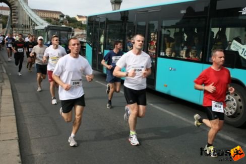 lefutjuk  a buszokat NATO futás futás