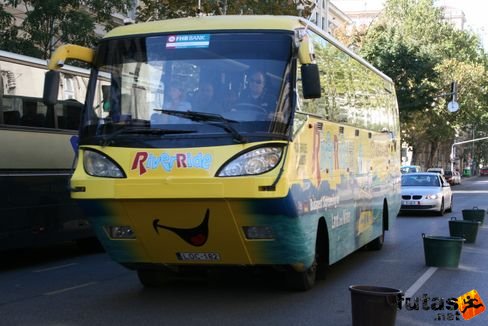 River Ride az úszó busz a vizes edények mellett Nike Félmaraton futás