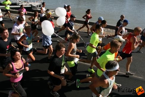 fehér lufis iramfutók Nike Félmaraton futás