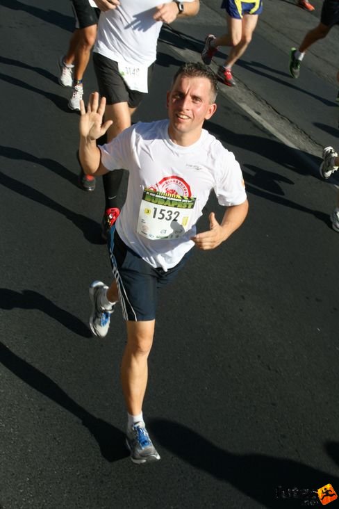 Szabó Tibor Hírös Futóklub Kecskemét - a kecskeméti félmaratonra edz Nike Félmaraton futás