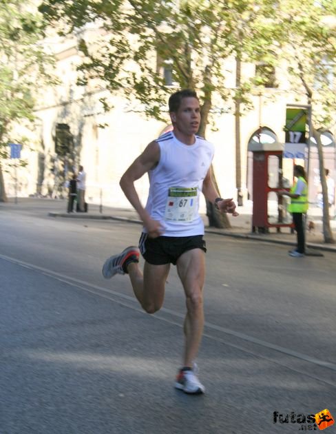 Józsa Gábor továbbra is az élen  17 kilométernél Nike Félmaraton futás
