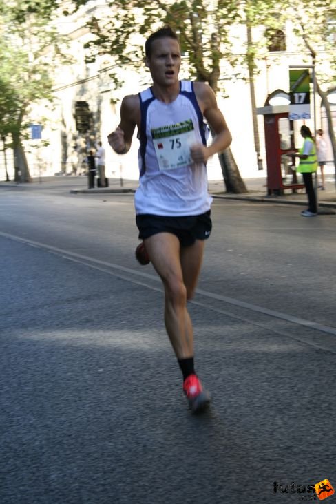 Soós Dániel az üldöző, aki második lett Nike Félmaraton futás
