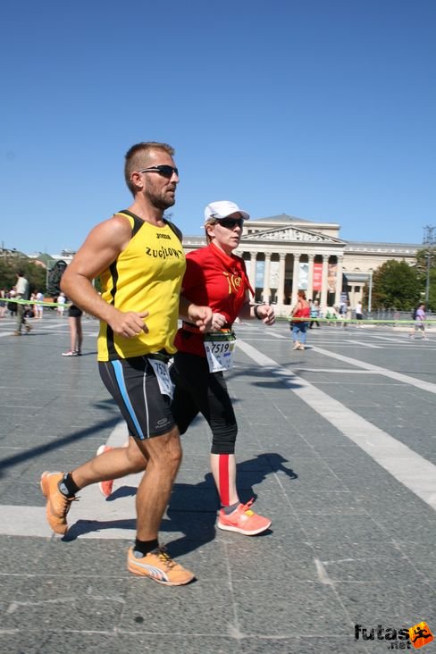 Szalay Krisztián BSI nagykövet és Fülöp Andrea Nike Félmaraton futás