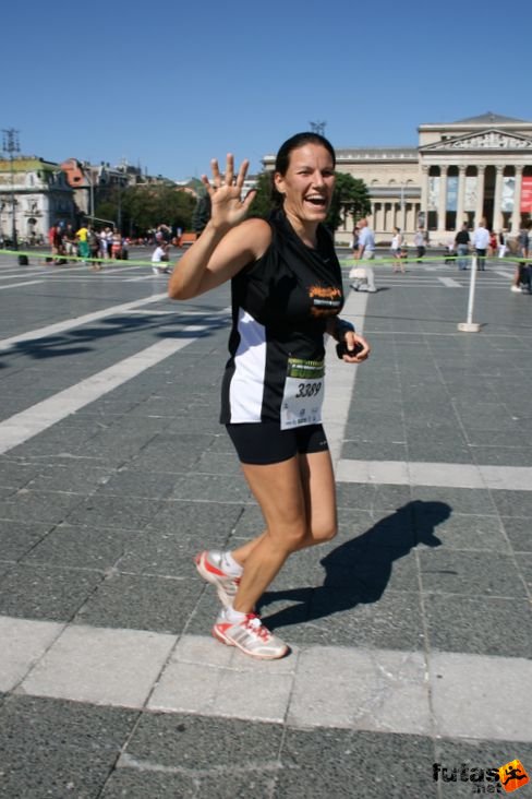 Éva a Hősök terén Nike Félmaraton futás