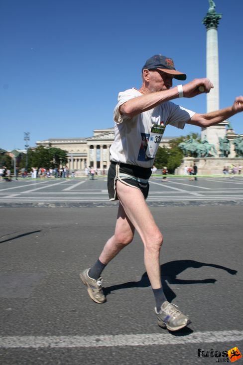 Varga Ferenc György 84 évesen félmaraton fut Nike Félmaraton futás