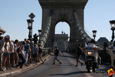szurkolók várják a futókat a Lánchídnál Nike Félmaraton futás