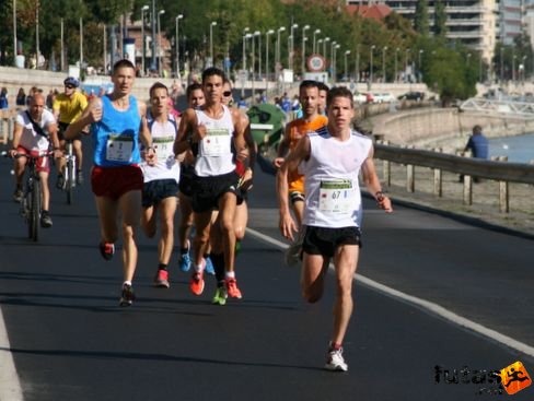 Józsa Gábor az elejétől a vezető pozícióban fut Nike Félmaraton futás