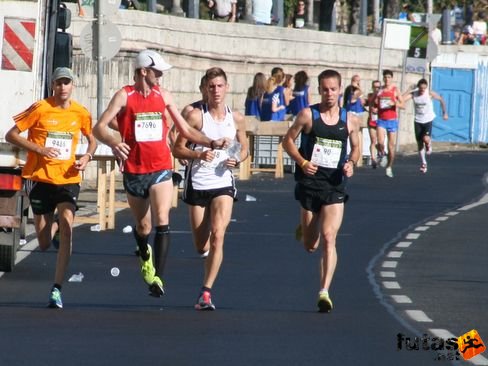 Fonyó Sándor a vizet nyújtja Nike Félmaraton futás