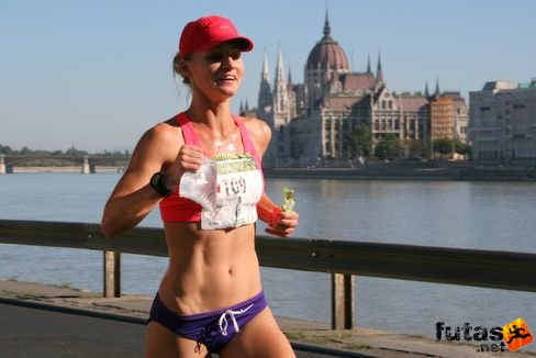 Erdélyi Zsófia  frissít második a női mezőnyben Nike Félmaraton futás