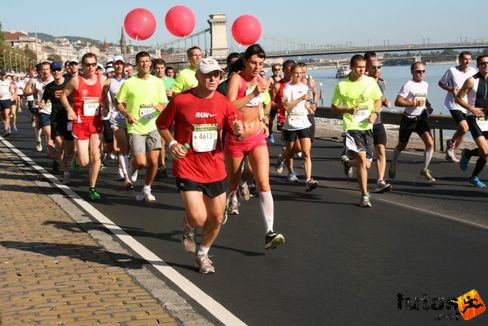 iramfutók piros lufival Nike Félmaraton futás