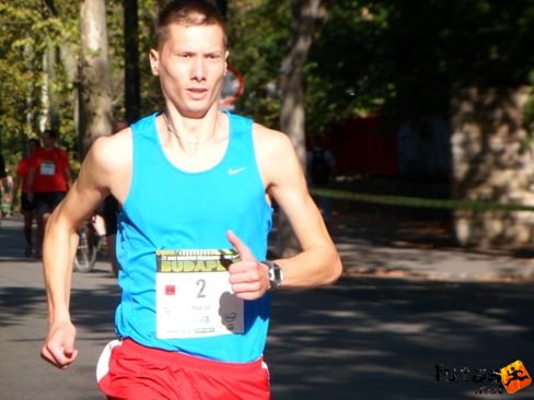 Koszár Zsolt bemelegít s végül a 3. lett ideje 01:06:59 Nike Félmaraton futás