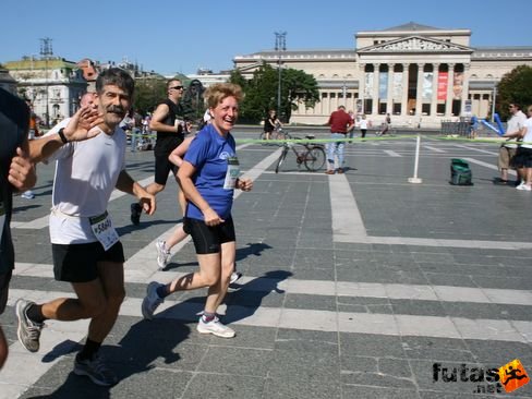 János és Anna a Hőrök terén Nike Félmaraton futás