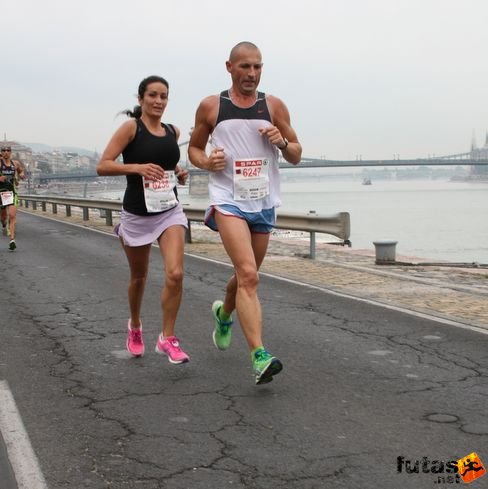 Csatári Mónika Melitta futószoknyában és Sándor Attila. Szekszárd AC Budapest Marathon futás