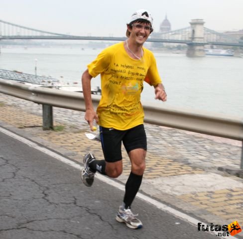 A helyezés mindig másoktól függ, de a célba érkezés csak rajtunk múlik. A futóversenyek nem csak a futásról szólnak hanem a barátságokról. Budapest Marathon futás