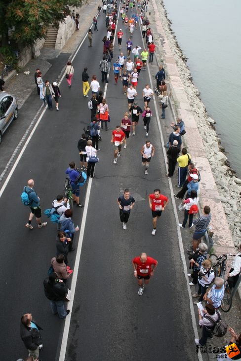 futók és szurkolók a rakparton Budapest Marathon futás