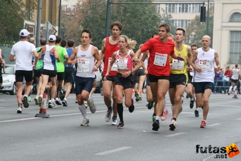 futók a Deák téren Budapest Marathon futás