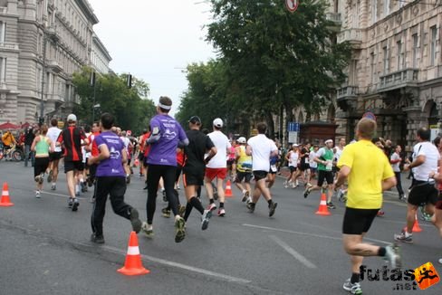 maraton futók a Deák téren Budapest Marathon futás
