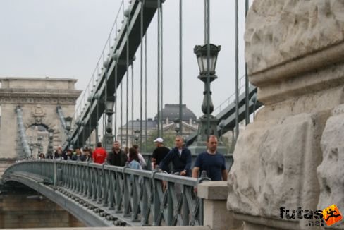 nagy a forgalom a Lánchídon Budapest Marathon futás