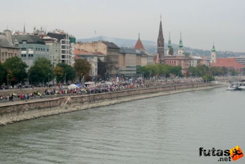 visszapillantás a budai rakpartra Budapest Marathon futás