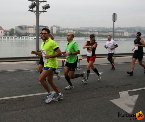 Soós Peti elbújt Lódi Tamás Gábor mögé Budapest Marathon futás
