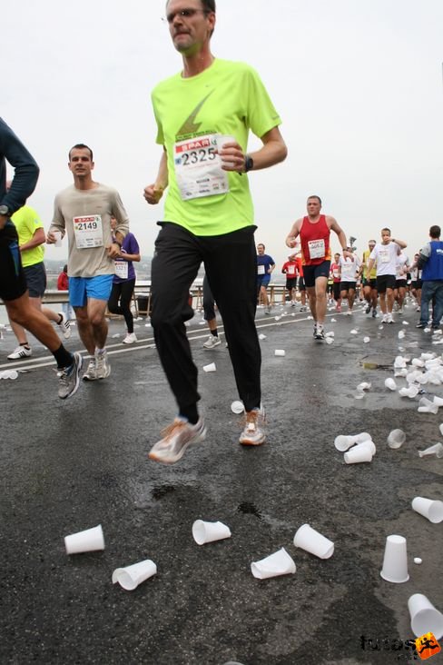 Frissítő állomáson Budapest Marathon futás