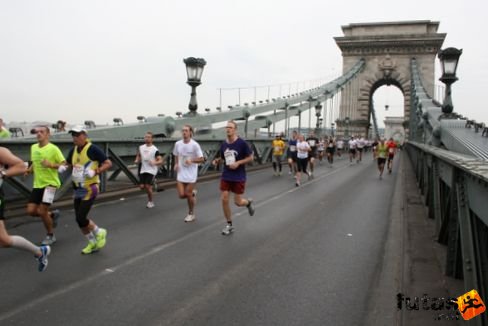 maratonfutás a Lánchídon Budapest Marathon futás