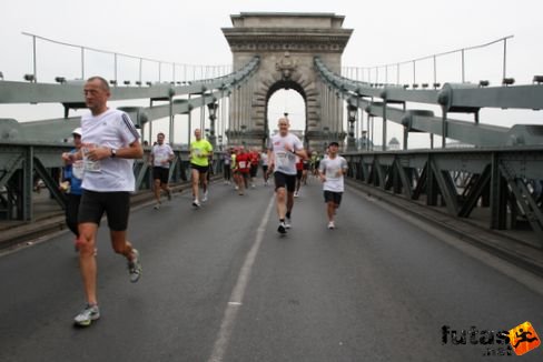 maratoni futók a Lánchídon Budapest Marathon futás