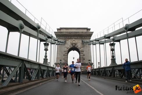 Lánchíd és a futók Budapest Marathon futás
