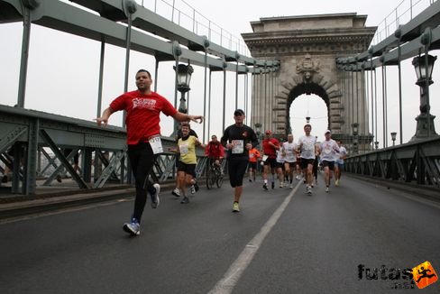 marathon futók a Lánchídon Budapest Marathon futás