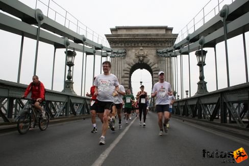 Jurvakainen Jari a Lánchídon Budapest Marathon futás