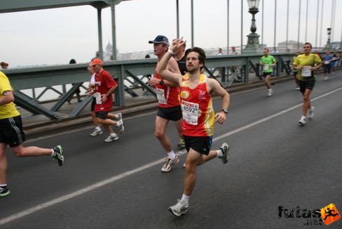 Birch Phil Londonból a Lánchídon fut Budapest Marathon futás