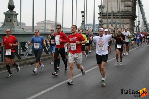 Tom Handley a Lánchídon Budapest Marathon futás