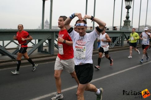 Tom Handley a Lánchídon át fut Budapest Marathon futás