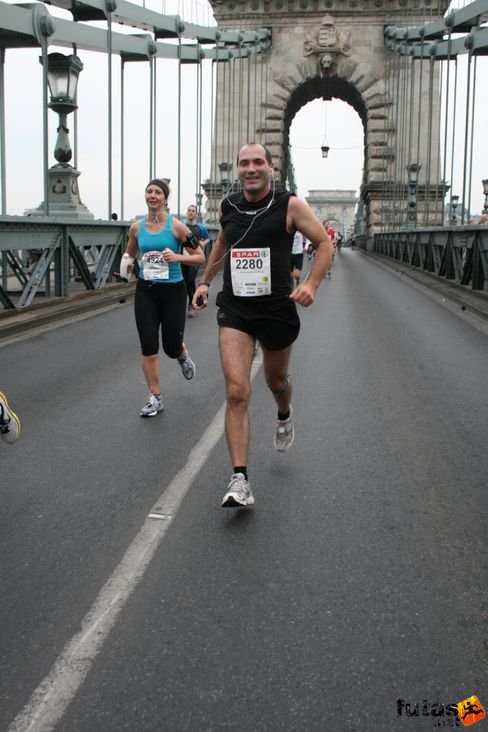maratonfutás Borostyán Attila Zámolyból a Lánchídon Budapest Marathon futás