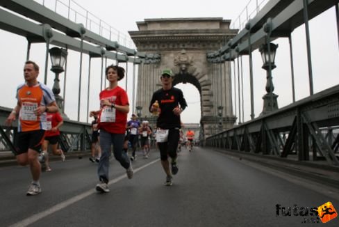 Schmidt Norbert Finisher pólóban a Lánchídon Budapest Marathon futás