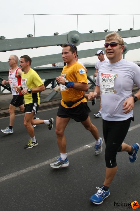 Bálint József és Sauvala, Hannu Dr. a Lánchídon Budapest Marathon futás