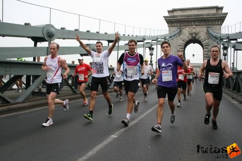 Visy Ferenc, Balogh Csaba a Lánchídon Budapest Marathon futás