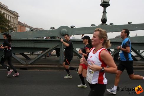 Peti  a Lánchídon Budapest Marathon futás