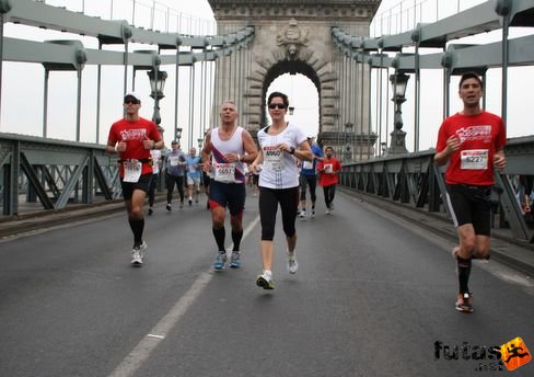 Rossi, Kati a Lánchídon Budapest Marathon futás