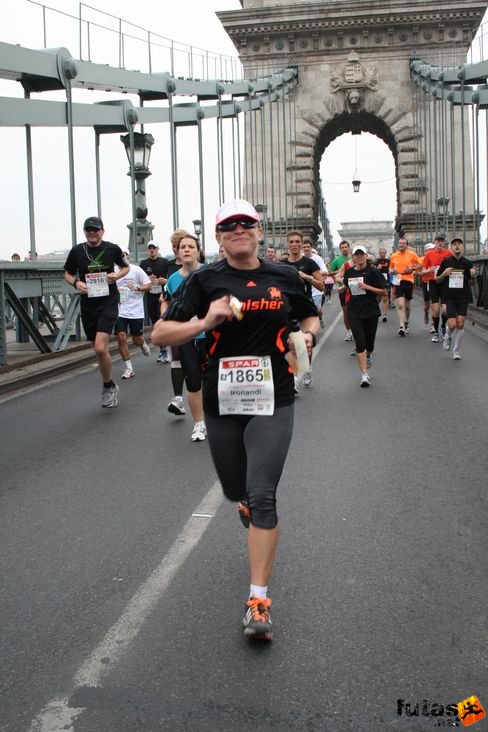 Pánczél Andrea IM Finisher a Lánchídon Budapest Marathon futás