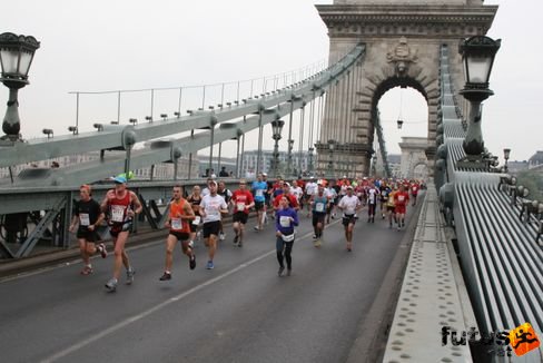 maratonfutás a Lánchídon Budapest Marathon futás