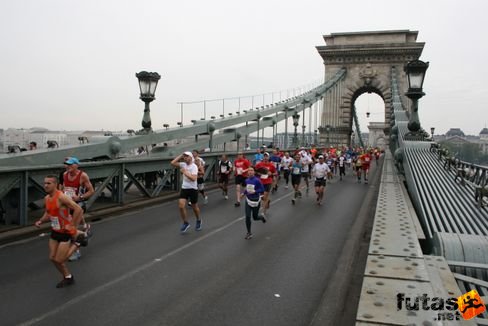 Lánchíd , futás Pestről Budára Budapest Marathon futás
