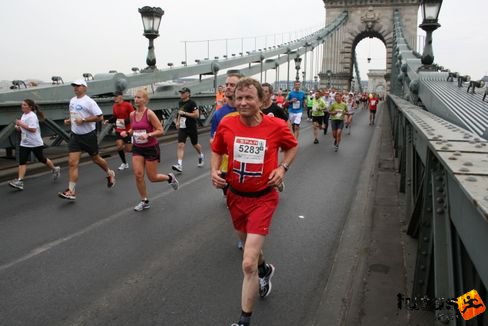 Spoedervold Per a Lánchídon Budapest Marathon futás