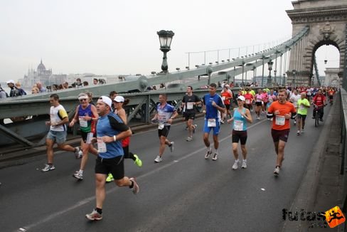 Róka Laci és Szerencsés Szabolcs a Lánchídon Budapest Marathon futás