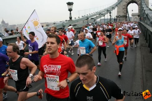 Bátor Tábor zászló a Lánchídon Budapest Marathon futás