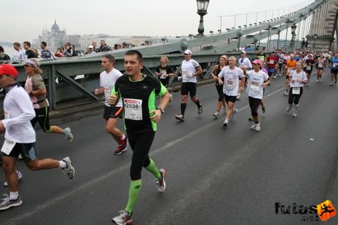 Fenyősi Zoltán dr. a Lánchídon Budapest Marathon futás